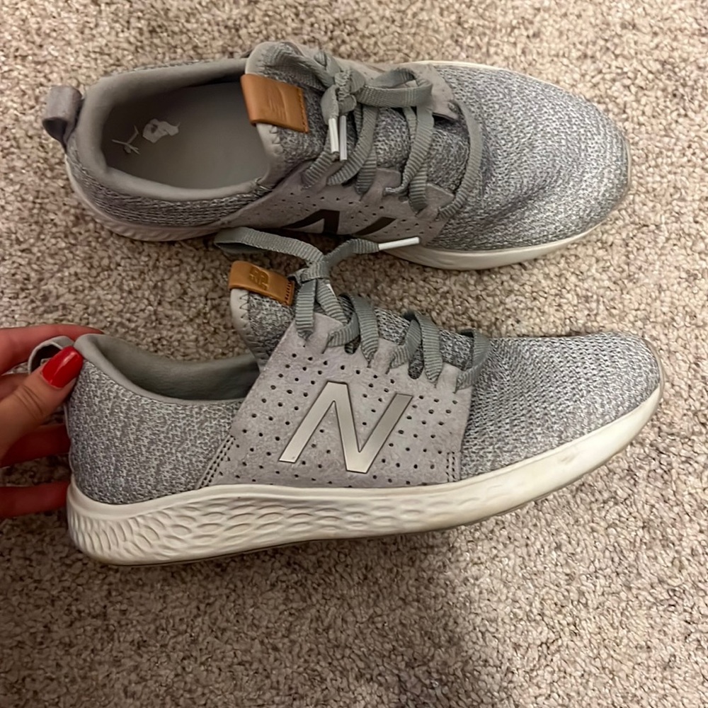newbalance grey tennis shoes